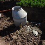 Brunnstube mit Überlaufleitung