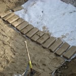 Lehmabdeckung über Quellfassung