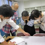 指定図と製織の説明を受ける