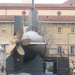 Le scale di entrata e di uscita realizzate dopo la musealizzazione del battello