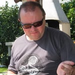 Il vecchio trucco degli occhiali da sole per nascondere l'abbiocco.