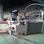 auf den kleineren 380V Stecker, und siehe da, es klappt :-) Das Ding funktioniert, die Elektroden habe ich geschliffen und mal schnell in das Dreibackenfutter geworfen :-) Schweißzeit und Stromstärke funktionieren perfekt :-)