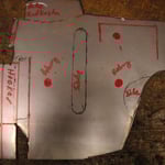 Dann habe ich sämtliche Maße, Wölbungen, Abkantungen etc drauf markiert und schon die ersten Ecken entfernt, um das Blech saube rbiegen zu können