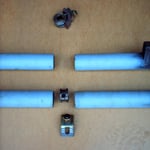 So schauts aus. Achse halbiert, Einzelteile der Rasterplatten liegen samt Haltenuss daneben.