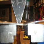 mit 2 Hämmern, einem zum Führen und mit dem anderen zum Schlagen, dengel ich die Sicken in die Bleche