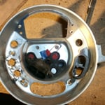 Dort hab ich aus dem alten 86er Tacho die Birnchenfassungen rausgeflecht und in den 67er tacho für den 64er eingesetzt.