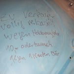 Vattern hat sich aus Rachse dafür, das mein Auto nun seit 2 Wochen in seiner Halle steht mal mit dem Edding auf den eh zu lackierenden Teilen ausgetobt. Bitte nicht ernst nehmen :o)