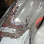 Dort sieht man den 10mm blechstreifen, den ich einschweißen musste weil ich mich beim Vorabmessen vertan hatte. Durch den unfallschaden musste ich zudem einige Verwerfungen entfernen, was nicht einfach war.