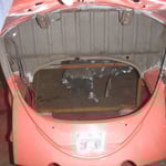 ^Nachdem die Heckschürze nun wieder drangebaut war, habe ich begonnen die Dreiecksbleche einzuschweißen.......bis amn mal wieder durch einen Kumpel, der mal "so rein zufällig vorbeikam", davon abgehalten wurde........