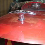 zu guter letzt, mal spaßeshalber den Drehknopf draufgesteckt. Das Innenblech werde ich strahlen lassen, ebenso die Kante der Haube innen. doch das dauert, mal sehen wie es weitergeht