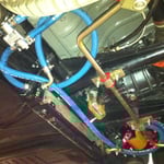 Auf der Fahrerseite hat sich eine Schraube des Stabis verabschiedet, also zwischen dem Stabi und dem Winkel, der am Stoßdämpfer befestigt ist. Die U-Scheibe darunter war anscheinend zu dünn, hat die Belastung niocht ausgehalten. Ich habe nun eine dickere