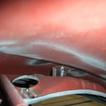 so schaut das nun von innen aus, innen muss ich noch grundieren. die Kante habe ich bei der Haube und bei dem Innenblech etwas aufgetrieben, das dort noch minimal Rost drin saß der beim Strahlen nicht erreichbar war.