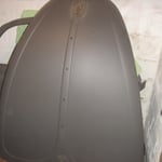 Dort stehen die Türen, die so bleiben wie sie sind, außer neuem Zierrat. Die Haube muss ich richten, denn ich hatte die Spannungsrisse in der Kante falsch zugeschweißt, sodass die Haube in sich schief steht. Ergebnis ist ein schlechtes Spaltmaß, und das