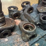 Lagerbügel, noch sehhhhhr fettig und dreckig. Diese Achse war das dreckigste überhaupt, die Schmutzschicht dadrauf verschluckte nicht nur sämtliche Schrauben, sondern war auch schon richtig versteinert, fast schon eins mit dem Metall :o)