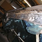 Im schwelelr habe ich die alte weiße Grundierung doch wieder entfernt......da gehört der klassisch rote Rostschutzgrund drauf. :-) Der Dreck da ist verbrannte Farbe, weil ich den Außenschweller am schweißen war ! Das ist nun weg !