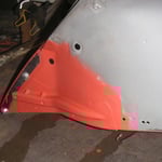 einziges Manko, die Haube hat im bereich des Endspitzenknicks einen Spalt von 10mm. Das liegt daran das die Wölbung der Heckschürze durch das Umarbeiten der unterkante sich etwas verändert hat.Wenn ich das dann korrigiert habe, passt auch die Haube richti