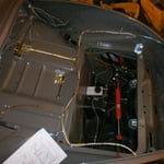 Elektrik im Kofferboden.....mir fehtl ein kabel, das schwarz-rote für den Bremsschalter. Hab mich verkalkuliert.... :-/