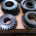 ich versuche, die lange Übersetzung nur über das 4. Gangradpaar zu realisieren, die dann nicht mehr 0,89 sondern 0,79 beträgt. Wie genau das abläuft, seht ihr, wenn es geklappt hat :-)