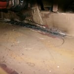 teilweise unterhalb des Getriebes und den Drehstabrohren !