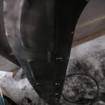 Schwellerboden von innen entlackt, denn die Transportgrundierung taugt wirklich nichts