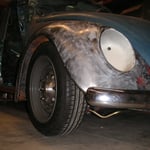 Achse ist um 3,4 cm eingekürzt, um beim einfedern noch ein wenig Luft zum kotflügel zu haben. Immerhin habe ich 6" Felgen auf der Vorderachse