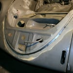 vorne rum......was für ein Gefummel. Die langen Schweißarme mussten dafür drauf, Elektroden anfasen mit der Flex und Fächerscheibe, ausrichten dieser etc.....dauert ganz schön lange. Von innen musste noch entlackt werden, 2 Schweißpunkte fehlen noch, ganz