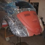 Und wenn ich das da so sehe, könnt ich mal wieder kotzen: Thema Kotflügel !!!!!! Ich hab 5 vordere da, die ich allesamt entrostet hab, innen und außen ! Da will man die dranschrauben, denkt sich, ja es ist ja alles super, und was ist??