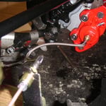 rechte Seite.......fehlen noch die Bleche zum Fixieren der Leitungen an der Bodengruppe