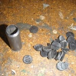 Die Gummidichtung habe ich auch noch schnell mit dem abgebildeten Eigenbauwerkzeug mit löchern versehen, anschließend mit Dichtmasse auf die Bodengruppe geKLEbt :-)