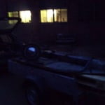 Angekommen und abgeladen, das im Dunkeln ist eine der hinteren, neuen 7" Felgen die in Wagenfarbe lackiert wird.