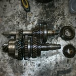 nu wirds wichtig: Mit Blick auf die Zahnräder......