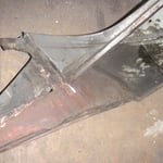 Mal sehen, wer es nun bekommt. die Stoßstangenaufnahmen werde ich sauber abtrennen und in die Ecke legen, das Unterblech hingegen ist reif für die Tonne