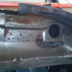 Die Tauchbadgrundierung ist damals nicht überall hingekommen, wie man mal wieder hieran sieht. Aberdafür ist das Blech recht rostfrei. und ziemlichm massiv, alles in allem sehr sehenswert.