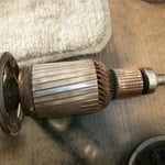 Die Lichtmaschine musste noch zerlegt werden, zum einen um den Anker zu entrosten, zum anderen um das Gehäuse der Oberfläche des Motors anzupassen