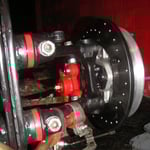 Bremsdruckeinsteler (für hinten), Konis vorne, Stahlflexbremsschläuche vorne (werden nachgeliefert), Bremsflüssigkeit, Gaszug, Handbremse und Handbremsseile.