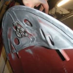 das verschleifen allerdings war echt nervenraubend. die größeren Flächen wie imemr mit Schruppscheibe und Fächerscheibe, die Enden in den Löchern (Rundugnen) mit der Halbrundfeile, und an der Sicke beim Verriegelungsschlitten mit dem Fräser.