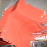 Einpinseln, die Ecke die noch fehlt am Schweller habe ich gesehen, folgt natürlich noch, ebenso das Stückchen zwischen Schweller und Querträger. Ich muss ehrlich sagen, ich freue mich über das Resultat "Reparatur Fahrerschweller"!