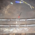 Dort sieht man die Hülse in den beiden Achsrohren, bereits mit den Langlöchern versehen.