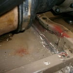 Eng ist es auch, man hat kaum die Möglichkeit, den Taster zu bedienen, was das schweißen sehr erschwert.