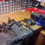 Beim Zerlegen hatte ich mal wieder keine Möglichkeit, Fotos von den eingespannten Nüssen, Achsschenkel und "Austreibern" zu machen.