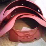 Beim Lackierer angekommen, alle Anbauteile abgebaut, Karosse abgehoben und holgs Gestell montiert........Äh, ne.....passt nicht?! "Habt ihr ne Rundfeile hier" - "Nööööö....nimm doch den Druckluftfräser !"