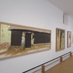 主展示室に向かう広い廊下の展示スペース