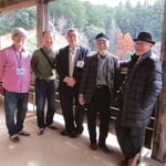 美術館のバルコニーにて 左から木村、オザキ、小木館長、篠原、村田
