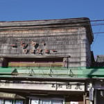 ウィスキーのオーク樽を模した酒屋のファッサード