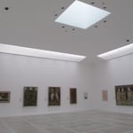 間接照明による乳白色の主展示室