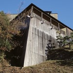 美術館へのアプローチから見上げるバルコニー