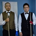 優勝決定戦に臨む山下真一（左）と古屋敷亮一