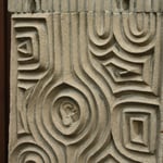 Stein-Relief am Eingang mit "Ohr"