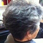 白髪を活かしたスタイル　ミセス　ショートヘアー