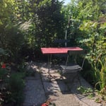 kleiner sitzplatz im kleinen rebberg der CASA LEONE, MALCANTONE